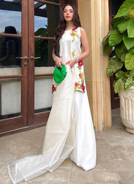 Alyana Shamsi In Juliet Ivory