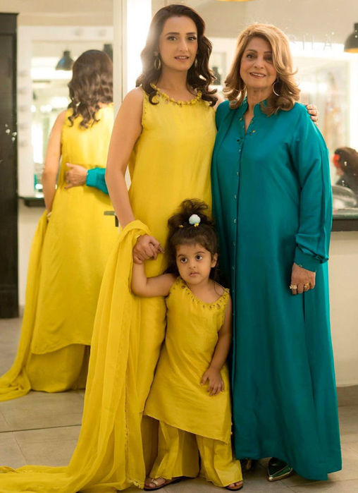 Picture of #MomalSheikh With Her Beautiful Mother and Daughter In FTA