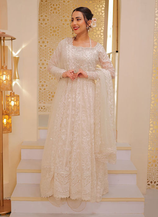 Ushna Shah In #FarahTalibAziz