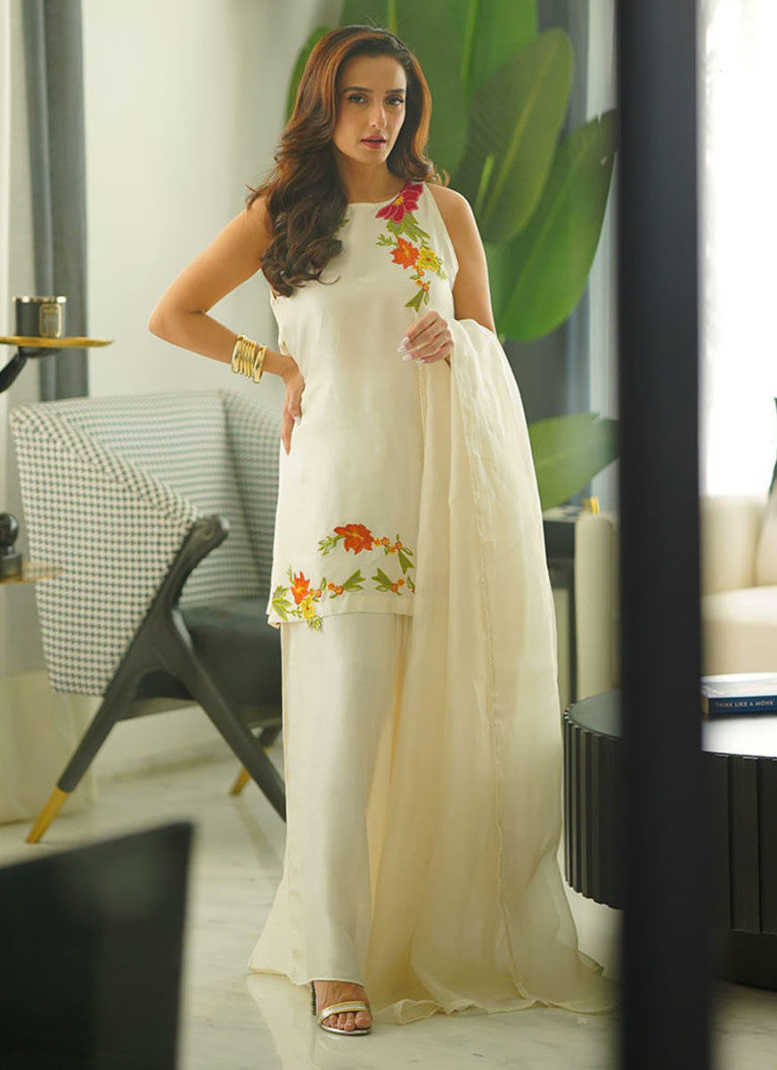 Momal Sheikh In Juliet Ivory