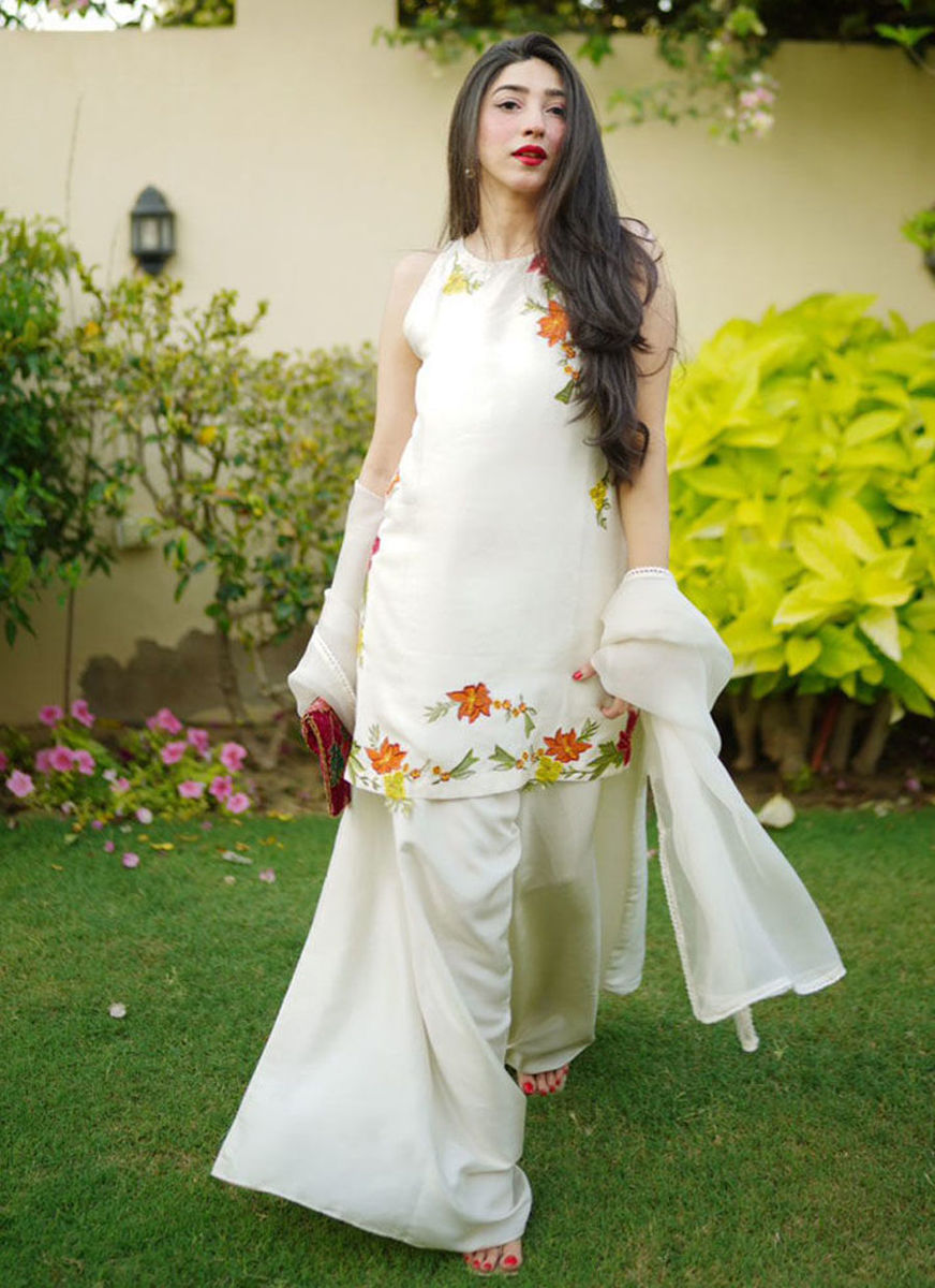 Mariam Nafees In Juliet Ivory