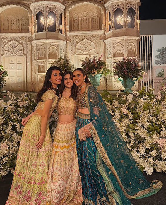 Sona Rafique & Friends serving pure glow in Farah Talib Aziz